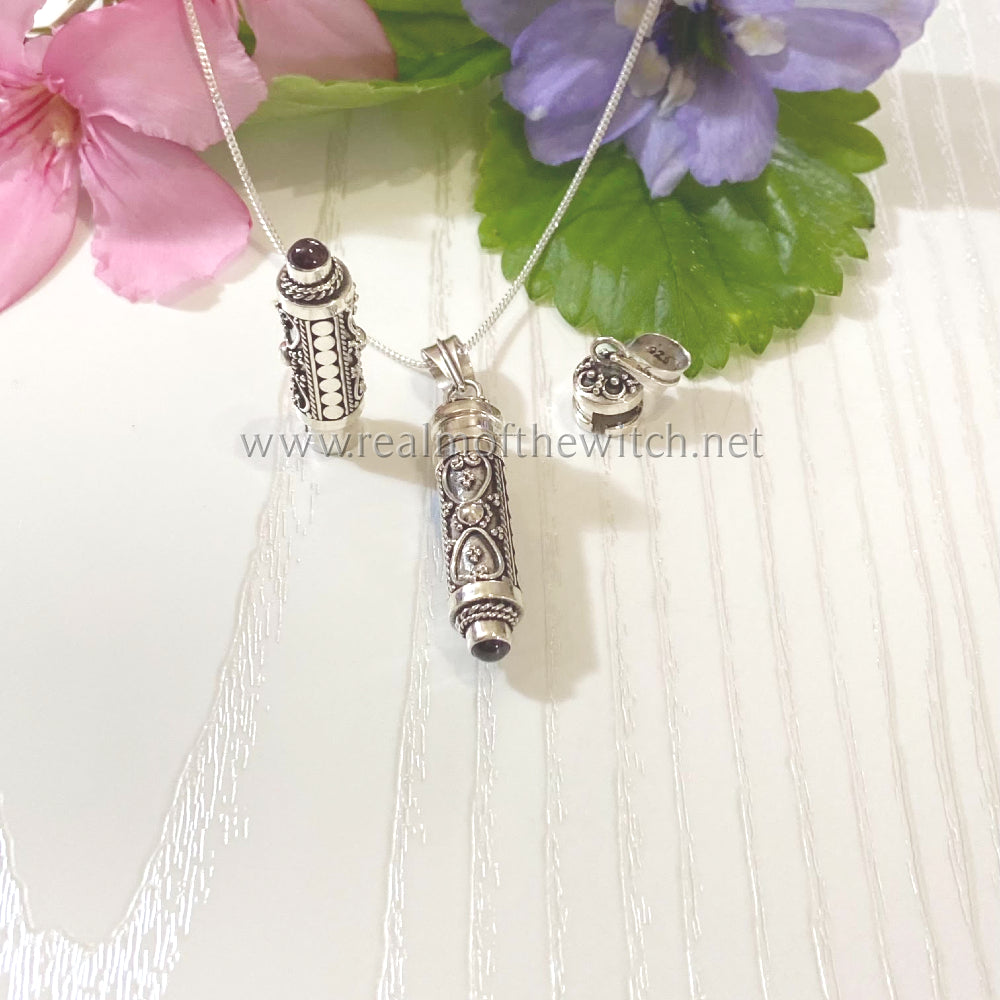 These detailed hand made lockets are fully functioning for you to keep spells, ashes of loved ones etc inside for safe keeping. With 3D detailing of a filigree pattern both front and back. Approx 4 cm long. Pendants come supplied on a 20 inch chain