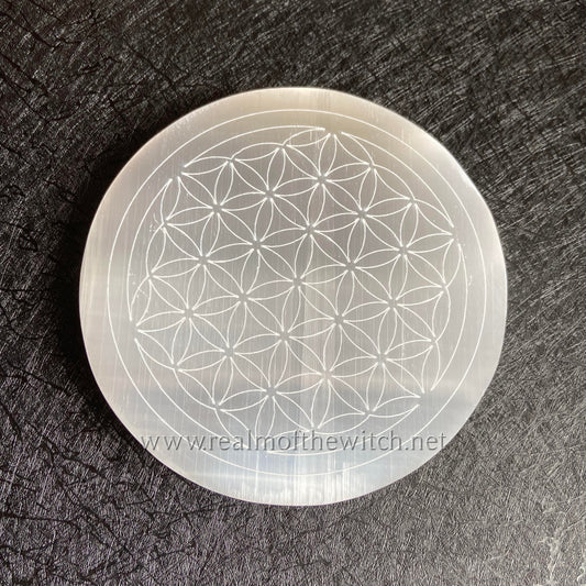 This beautiful charging plate is carefully etched with the flower of life mandala design. Great for making a crystal grid or just clearing and cleansing your other crystals or jewellery.