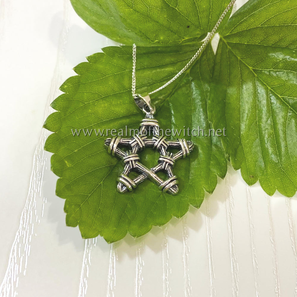 This beautifully crafted 925 silver pentagram necklace design is made by twigs and bound together with twine to create a realistic rustic look. Size is approx 3cm including the bale. It comes complete with a 20" sterling silver curb chain and is gift boxed.