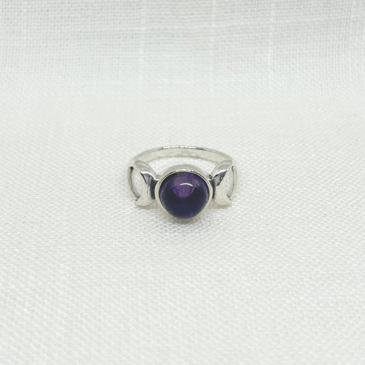 With a generous 0.8cm amethyst cabochon within the centre moon and a crescent moon either side, this beautiful triple moon ring represents the Goddess in her 3 main phases: waxing, full and waning. This ring is set in .925 silver and is hallmarked. All jewellery comes gift boxed.