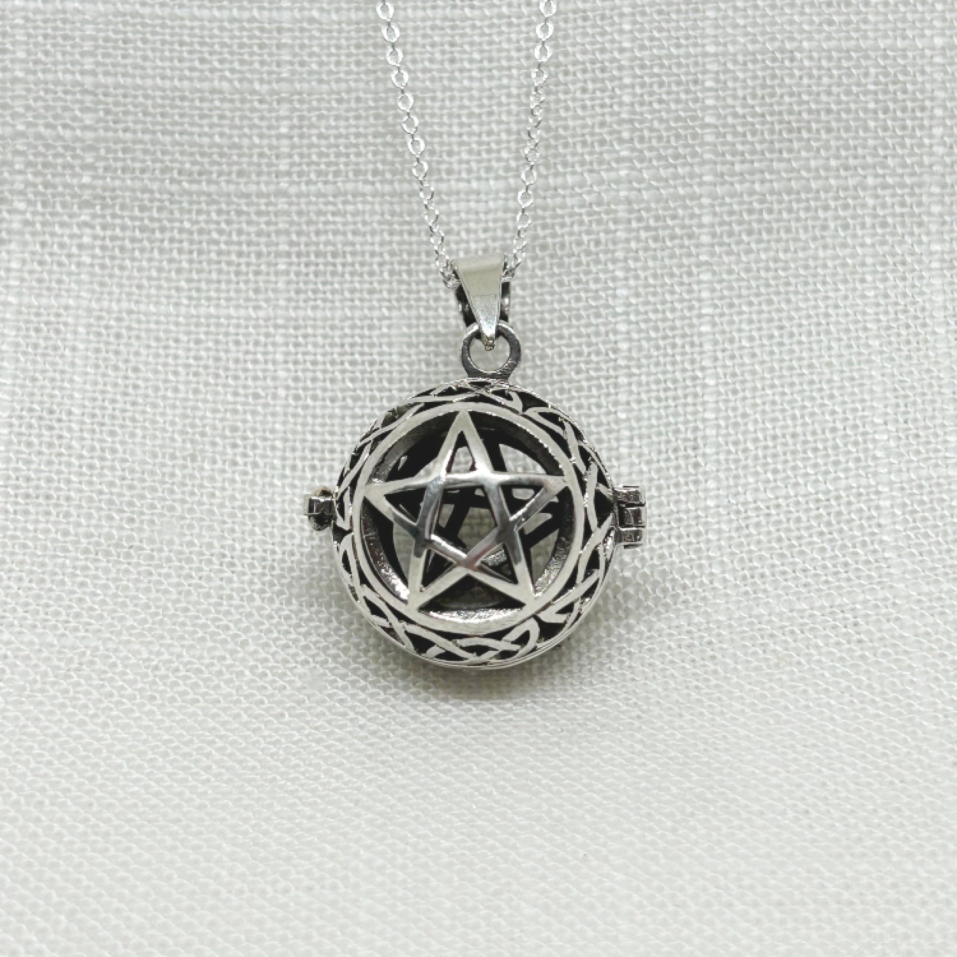 This heavy weight locket is fully functional for keeping your favourite crystals or keepsakes on you. Featuring a beautiful Celtic style pattern around the outside of the pentacle on the front and back. A good, sturdy clasp will also keep it securely closed. All pendants come supplied on an 20" Sterling Silver Curb Chain and are gift boxed. Size: 2.2cm external diameter. Weight: 8.85g