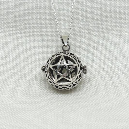 This heavy weight locket is fully functional for keeping your favourite crystals or keepsakes on you. Featuring a beautiful Celtic style pattern around the outside of the pentacle on the front and back. A good, sturdy clasp will also keep it securely closed. All pendants come supplied on an 20" Sterling Silver Curb Chain and are gift boxed. Size: 2.2cm external diameter. Weight: 8.85g