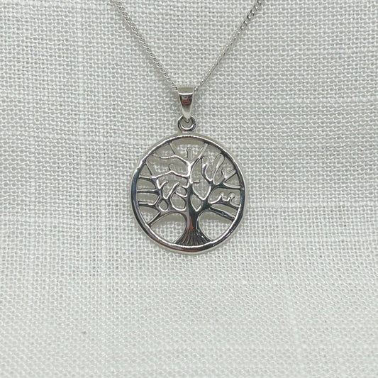 This beautiful tree of life pendant is slightly convex with a high polish, giving it a great finish. The large detailed tree sits within an outer circle. The size of the pendant is approx under 2.4cm wide & 3cm long incl the bale. Comes complete on a 20 inch sterling silver chain and is gift boxed.