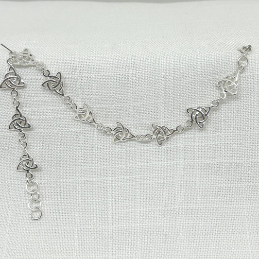 Made from .925 silver, this beautiful bracelet features 10 Triquetra symbols. The Triquetra is associated with the Maiden, Mother and Crone, the triple aspects of the Goddess in ancient Pagan Celtic times. Size is approx 7.75inches and adjustable up to 8.5 inches. All jewellery comes gift boxed.
