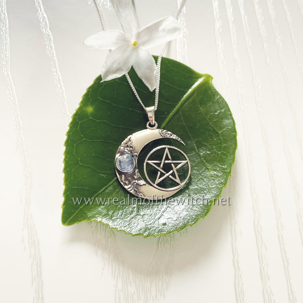 This beautiful, highly polished silver necklace features a crescent moon with a rainbow moonstone cabochon and a pentacle symbol. All pendants come supplied on an 20" Sterling Silver Curb Chain and are gift boxed. Size: W: 2.3cm x H: 3.cm 
