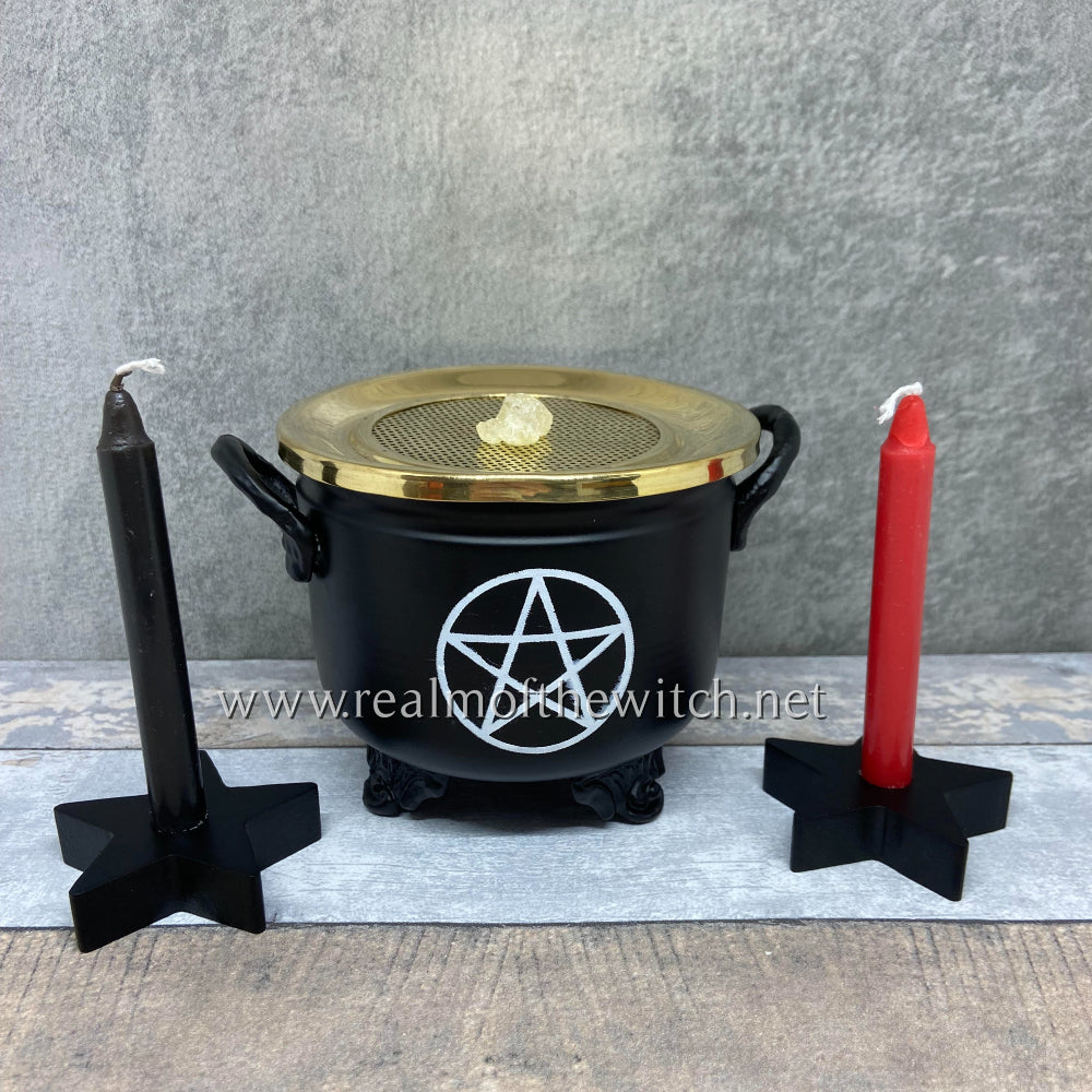 Featuring a white pentacle design and a grated brass tray for placing your resin and herbs which are  good for use in meditations and ritual use. Copper with a matte black finish. For fragrance use only. Never burn incense directly on flammable surfaces. Always place on a heat resistant surface.