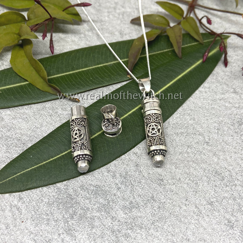These beautifully hand made lockets are fully functioning for you to keep spells, herbs, perfume, ashes of loved ones etc inside for safe keeping. Approx length of locket is 4cm inc bale. All pendants come supplied on a 20" Sterling Silver Curb Chain and are gift boxed.