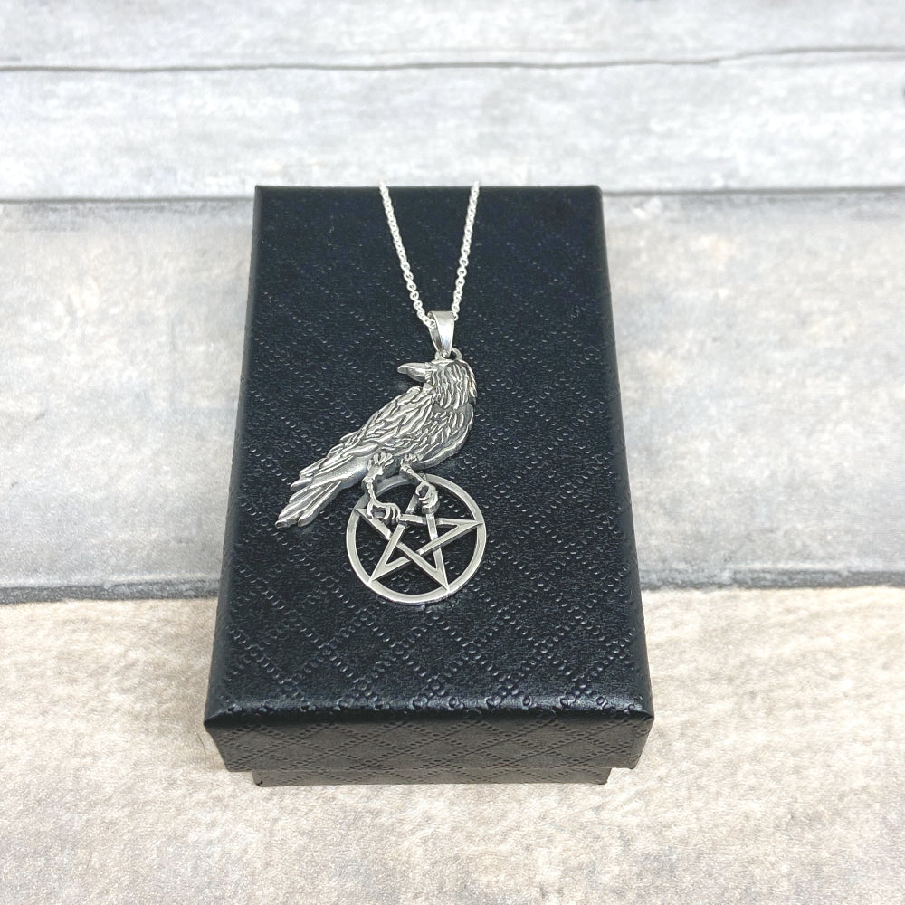 This .925 silver raven clutches on to his pentacle as he looks around him.  Including the bale the pendant is approx 4cm long by 2.5cm wide.  The pendant comes with a 20" sterling silver chain, arriving in a tarnish proof bag inside a gift box.