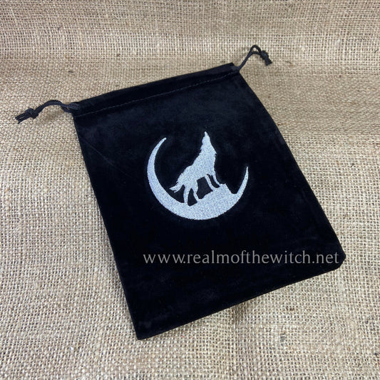 Made from a velveteen material, these bags come in black, with a wolf embroidered design on the front, with a crescent moon surrounding his image. These are designed to keep your cards in good condition when not in use. Suitable size for all card decks. Dimensions: H: 20cm x W: 15cm Material: 100% Polyester