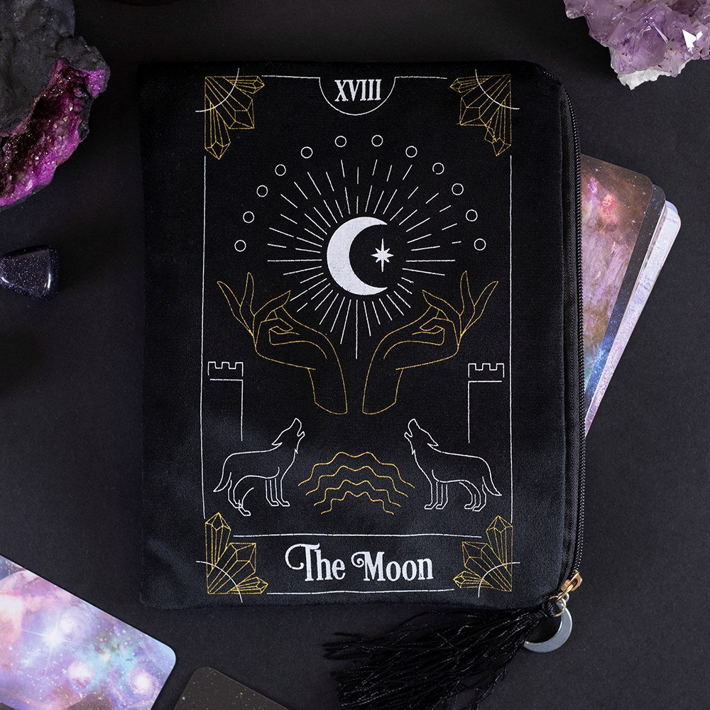 This velvet zipper pouch is the perfect place to keep tarot decks, crystals, beauty products and other treasures. Features a stunning white and gold moon tarot card illustration on the front and a matching tassel and crescent moon charm on the zipper. Size: H: 15cm x W: 20cm x D: 0.75cm Material: Polyester