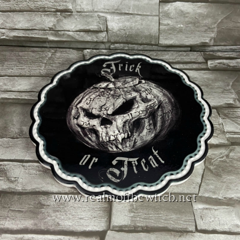 This 'Trick or Treat' trivet/serving plate is not just for Halloween. Display treats all year round on this darkly beautiful piece. Always be at the ready with spooks and shocks with this ghoulish serving plate! Hide the design beneath your favourite cake and once eaten this surprise pumpkin skull artwork will be the talking point amongst your friends and family. 